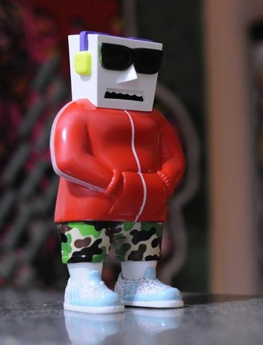 HOODIE figure by Squarehead. Front view.