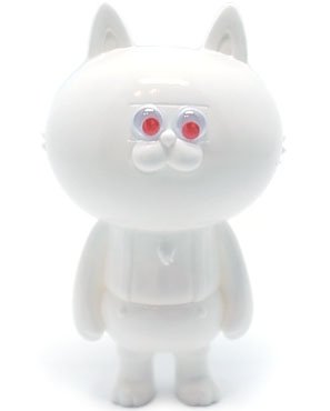 White Nekotaro figure by T9G, produced by Museum. Front view.