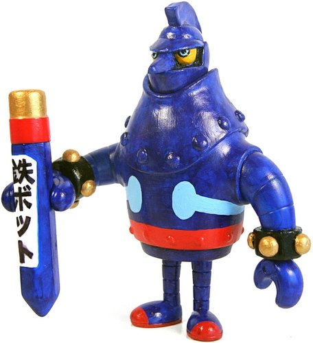 Tetsubot figure by Entae Kim. Front view.
