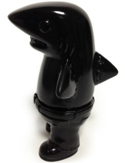 Sametan Unpainted Black サメタン黒ノーペイント figure by Koji Harmon (Cometdebris), produced by Cometdebris. Side view.