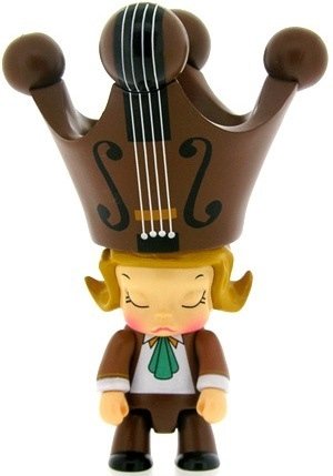 Molly Qee - Violin figure by Kenny Wong, produced by Toy2R. Front view.