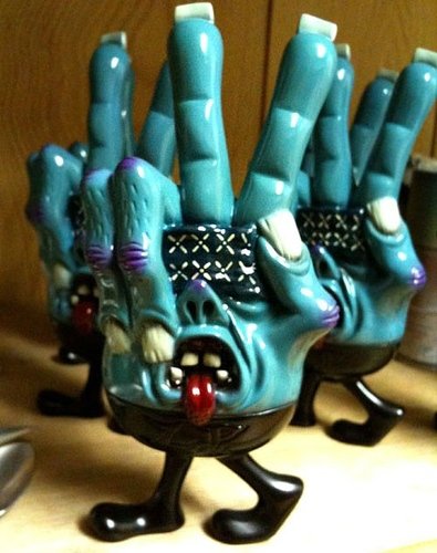 Weird Monster Hand of S’K’UM-kun figure by Knuckle, produced by Zacpac. Front view.
