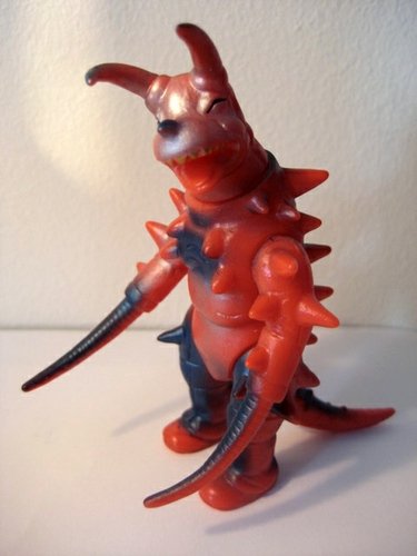 Gudon figure by Tsuburaya Productions, produced by Bandai. Front view.