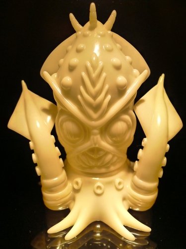 Ika-Gilas - GID figure by Frank Kozik, produced by Wonderwall. Front view.