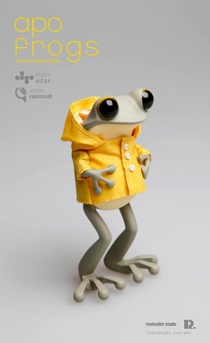Apo Frog (Yellow Raincoat Ver.) figure by Twelvedot, produced by Twelvedot. Front view.