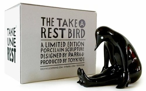 Black take a rest bird figure by Parra, produced by Toykyo. Front view.