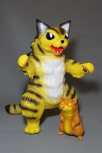 King Negora - Yellow Tiger figure by Mark Nagata, produced by Max Toy Co.. Front view.