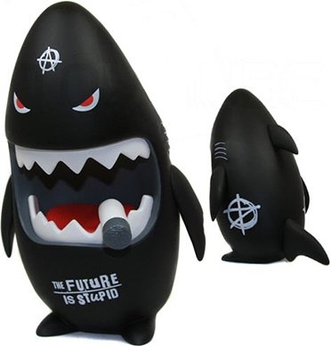 Anarchy Sharky - SDCC 08 figure by Frank Kozik, produced by Toyqube. Front view.