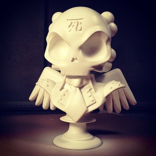 Skullhead Resin Bust figure by Huck Gee. Front view.