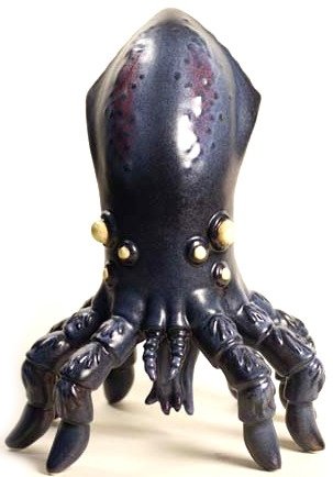 Ikakumora Black   figure by Miles Nielsen, produced by Munktiki. Front view.
