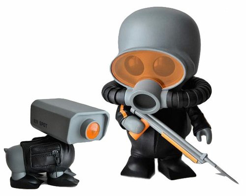 Fr0g s002 and K11 SPOT [RETAIL]  figure by Ferg, produced by Playge. Front view.