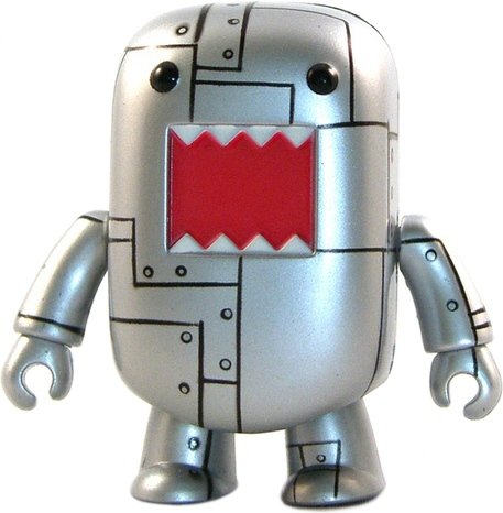 Robot Domo Qee figure by Dark Horse Comics, produced by Toy2R. Front view.