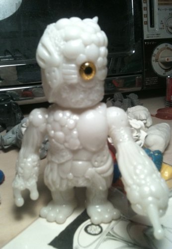 Mutant Chaos - pearl white figure, produced by Realxhead. Front view.