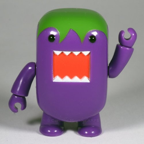 Aubergine Domo Qee figure by Dark Horse Comics, produced by Toy2R. Front view.
