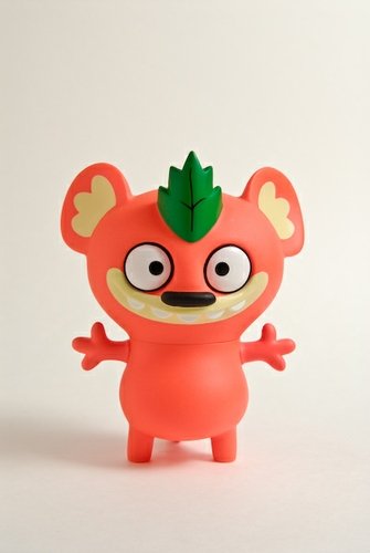 Minty - Artoyz Xmas Edition figure by David Horvath, produced by Toy2R. Front view.