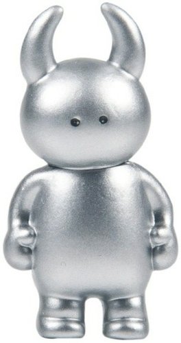 Micro Uamou - Silver  figure by Ayako Takagi, produced by Uamou. Front view.