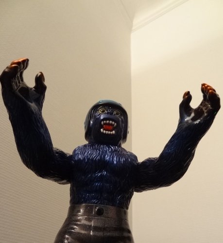Monkey Man figure by Topheroy, produced by Ichibanboshi. Front view.