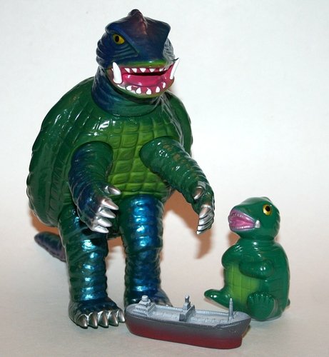 Gamera figure, produced by Marmit. Front view.