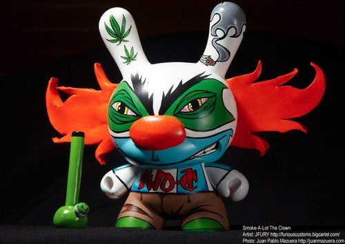 Smoke-A-Lot The Clown figure by Jfury. Front view.