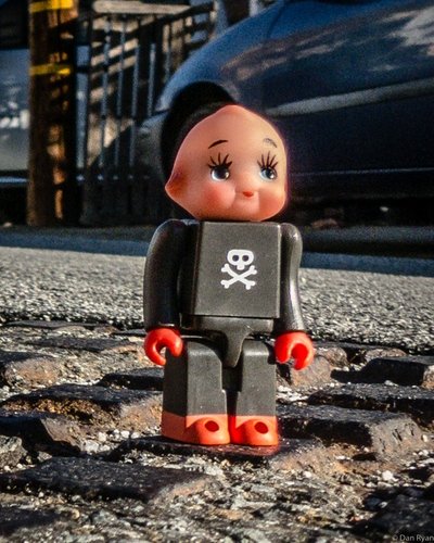 To-fu Oyako Q-brick--Kewpie Poison To-fu ver. figure by Devilrobots, produced by Pumpkin Creative. Front view.