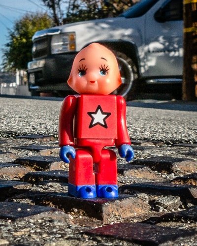 To-fu Oyako Q-brick--Kewpie To-fu America ver. figure by Devilrobots, produced by Pumpkin Creative. Front view.