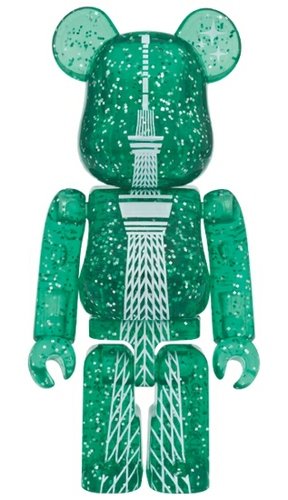 TOKYO SKYTREE(R) 2014 CHRISTMAS Ver. BE@RBRICK (GREEN) figure, produced by Medicom Toy. Front view.