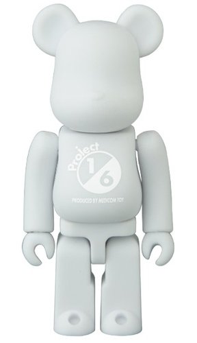 TONE ON TONE WHITE BE@RBRICK 100% figure, produced by Medicom Toy. Front view.