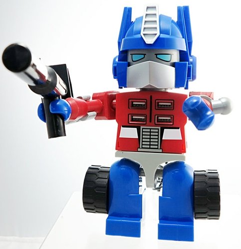 Transformers Optimus Prime Family Mart Exclusive Kre-O USB Hub figure, produced by Hasbro. Front view.