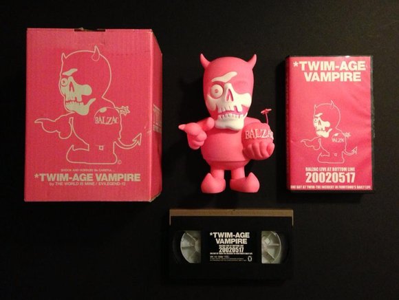 Twim-Age Vampire - Pink figure by Twim X Balzac, produced by Twim. Packaging.