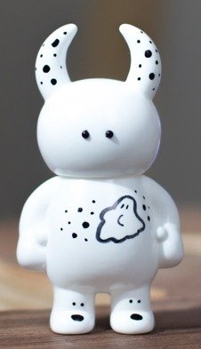 Uamou - Doodle White figure by Ayako Takagi, produced by Uamou. Front view.