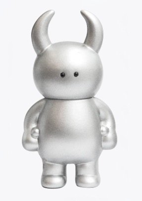 Uamou - Silver figure by Ayako Takagi, produced by Uamou. Front view.