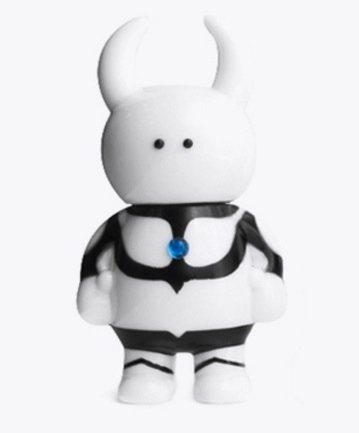 ULTRAUAMOU BLACK X WHITE figure by Ayako Takagi, produced by Uamou. Front view.