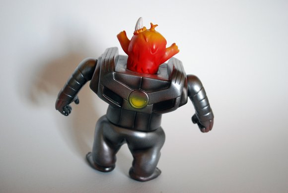 UU Robo-Nibbler figure by Rampage Toys X Realxhead X Onell Design X The Tarantulas, produced by Rampage Toys. Back view.