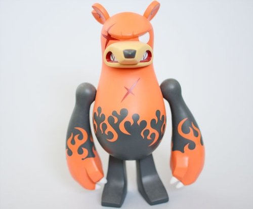 Waver Knuckle Bear figure by Touma, produced by Toy2R. Front view.