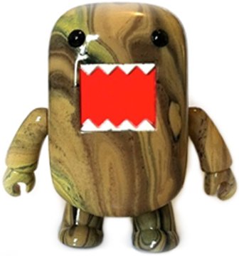 Wood Grain Domo Qee figure by Dark Horse Comics, produced by Toy2R. Front view.