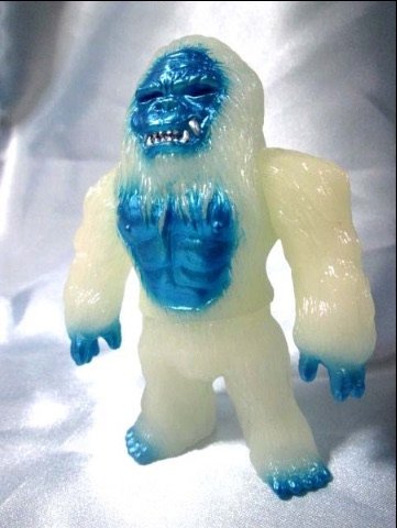 Yeti (Lulubell Exclusive) figure by Yoshihiko Makino (Tttoy), produced by Iwa Japan. Front view.