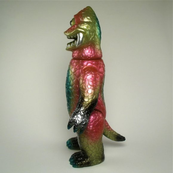 Zagoran - Gold, Red , Green figure by Naoya Ikeda. Side view.