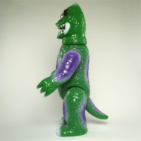Zagoran - Green, Purple figure by Kiyoka Ikeda. Side view.