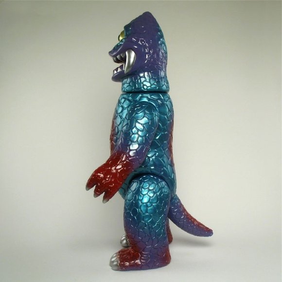 Zagoran - Purple, Metallic Blue, Red figure by Kiyoka Ikeda. Side view.