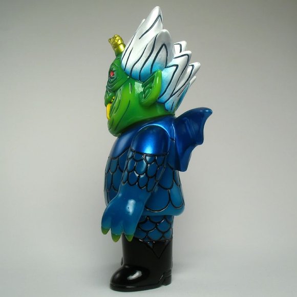 Zombie Ojo - Green Head, GID Blue figure by Kiyoka Ikeda. Side view.